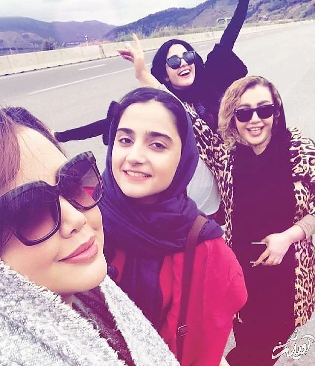 الهه حصاری با مادر و خواهرانش الهه حصاری و خانواده اش